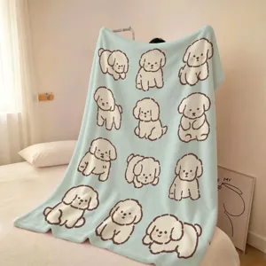 Couverture bleu clair suspendue au-dessus d’un lit, ornée de rangées de petits chiens blancs dessinés