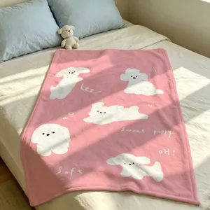 Roze deken op een bed, met witte cartoonpuppy’s en kleine decoratieve opschriften
