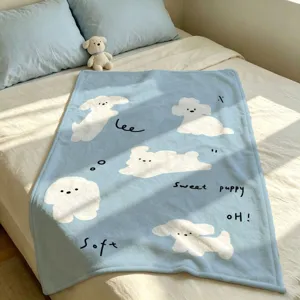 Lichtblauwe deken met witte puppyprints ligt op een bed in een zonnige, knusse slaapkamer