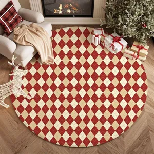 Runder Teppich mit roten, cremeweißen und beigen Rauten neben Kamin und Weihnachtsbaum