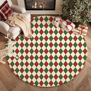 Draufsicht auf einen rot-grün-cremefarbenen Argyle-Teppich neben Weihnachtsbaum und Geschenkboxen