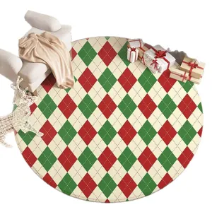 Runder Plüsch-Weihnachtsteppich mit rot-grün-cremefarbenem Rautenmuster neben einem Sofa