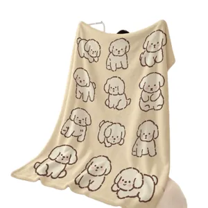 Couverture beige en flanelle ornée de bichons blancs dessinés, drapée sur fond blanc épuré