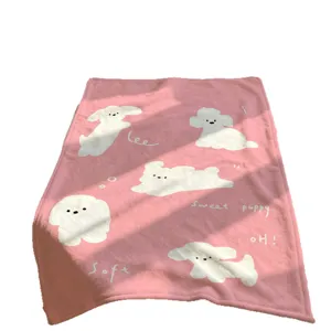 Roze flanellen deken met witte cartoonpuppy's, plat uitgespreid met een zachte, pluizige textuur