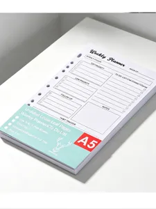Schuine aanblik van A5-weekplannerinlegbladen met takenlijsten, notitieruimte en perforaties