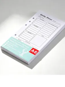 Schuine weergave van gestapelde A6-plannerbladen met zes perforaties en een gedrukte weekindeling