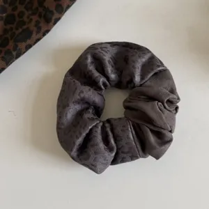 Vista superior de un coletero gris oscuro con leopardo jacquard y pliegues fruncidos