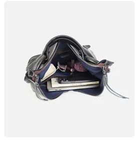 Vue du sac ouvert, avec intérieur spacieux doublé bleu marine, zip et effets personnels