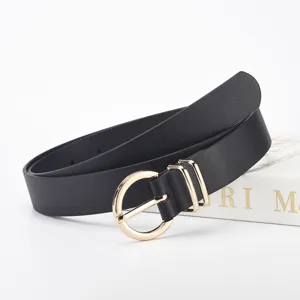 Ceinture noire en similicuir avec boucle dorée à double anneau, présentée pliée sur fond blanc