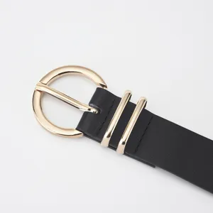 Ceinture noire en similicuir avec boucle dorée en D et deux passants décoratifs assortis