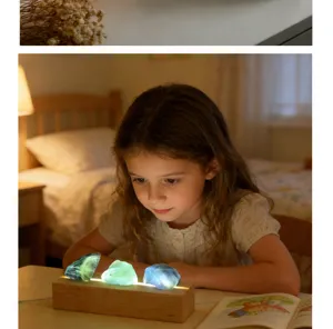 Una niña contempla tres cristales azul verdoso luminosos sobre una lámpara de madera en un dormitorio