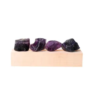 Lámpara nocturna de amatista violeta con cuatro cristales en bruto sobre una base de madera clara