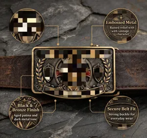 Dettaglio della fibbia in bronzo anticato a rilievo, con scudi e alloro, su cintura in pelle marrone