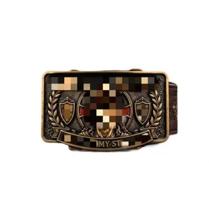 Fibbia vintage da uomo in ottone anticato, con rilievi e cintura in pelle marrone scuro