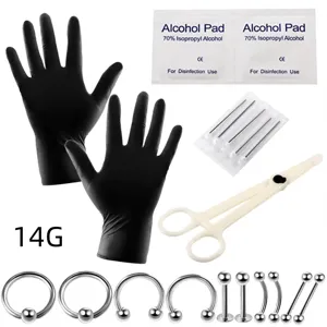 Vista de guantes negros, toallitas con alcohol, agujas de piercing, pinza blanca y joyas de acero