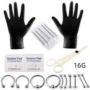 Guantes negros, agujas 16G, toallitas con alcohol, pinzas blancas y joyas metálicas