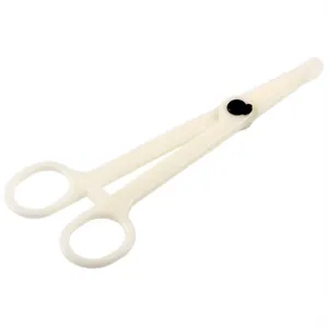 Pinza de plástico blanco para piercing, con asas de aro y cierre negro, mostrada en ángulo