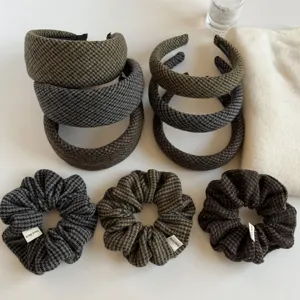 Vue de dessus de serre-têtes et chouchous en tissu à carreaux, vert, gris et brun