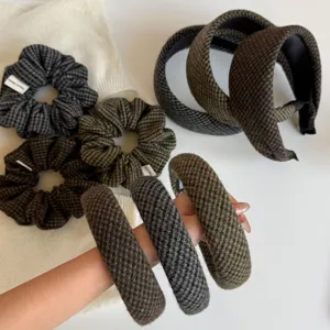 Gros plan sur des chouchous en tweed à carreaux et des serre-têtes rembourrés gris, bruns et kaki
