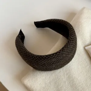 Gros plan sur le serre-tête tissé brun foncé, sa texture fine et sa doublure intérieure noire