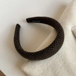 Gros plan sur la texture en maille brun-gris du serre-tête et son marquage intérieur HANDMADE