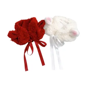 Paar flauschige Winter-Ohrenschützer mit Tierohren in Rot und Weiß, rosa Details und Bindebändern