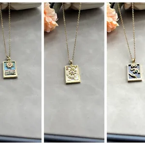 Collier Pendentif Carte de Tarot en Laiton Vintage pour Femmes Plaqué Or Strass Carré Planète Soleil Bijoux Minimaliste