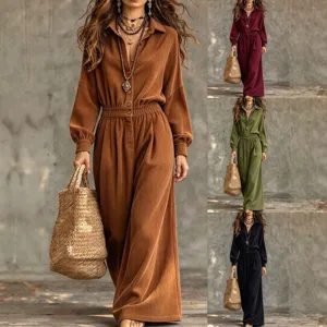 Modèle en velours côtelé brun avec sac tressé ; looks bordeaux, olive et noir présentés à côté