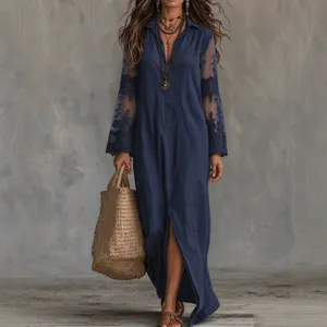 Vue en pied d’un modèle en robe bleu marine à manches en dentelle, avec un sac tressé