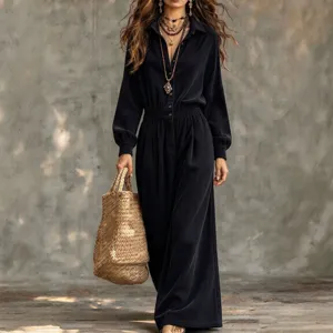 Tenue noire en tissu côtelé, avec patte boutonnée et taille froncée, portée avec un sac tressé
