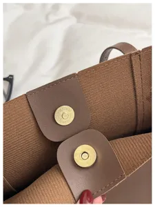 Dettaglio della fodera in tessuto marrone e della patta in pelle con chiusura magnetica dorata