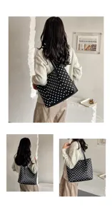 Tre viste mostrano una donna con una borsa nera a pois bianchi portata sulla spalla