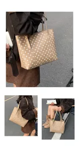 Scene di strada mostrano una borsa color cammello a pois bianchi, portata a mano e a spalla