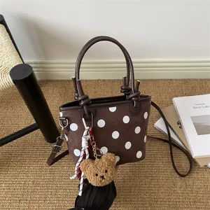 Borsa marrone a mano e tracolla effetto suede, a pois bianchi, con manici e ciondolo orsacchiotto