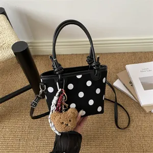 Borsa nera effetto scamosciato a pois bianchi, con manici, tracolla e ciondolo orsacchiotto