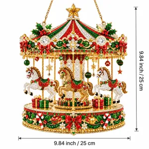 Vooraanzicht met glinsterende paarden, feestelijke versiering, ophangketting en volledige vorm