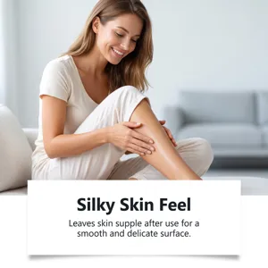 Femme assise sur un canapé, se frottant doucement la jambe, avec un texte sur une peau soyeuse.