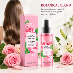 Flacon rose de brume capillaire et boîte parmi des roses et des lys, devant de longs cheveux flous