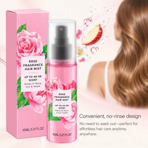 Flacon et boîte de brume capillaire rose près d'une chevelure brune bouclée, avec rose et pomme