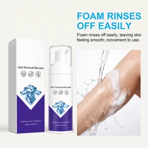 La mousse est rincée sur un bras sous l’eau, près d’un flacon-pompe blanc et d’une boîte violette.