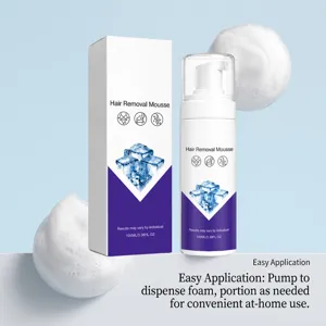 Mousse dépilatoire en flacon-pompe blanc avec boîte bleu-violet et mousse sur fond bleu clair