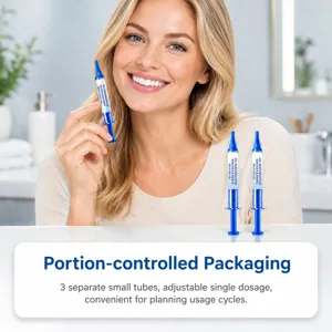 Una donna sorridente tiene un tubo monodose di gel, con altri due appoggiati sul lavabo