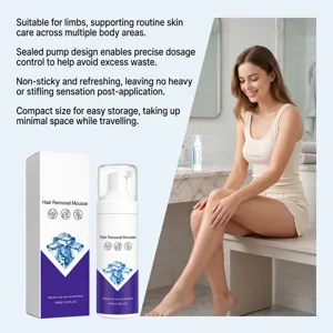 Visuel détaillé avec flacon-pompe et femme prenant soin de ses jambes dans une salle de bain claire