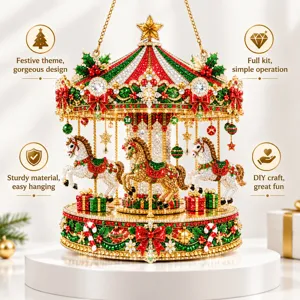 Fonkelend carrouselornament met gouden ketting, paardjes en feestelijke rode en groene details