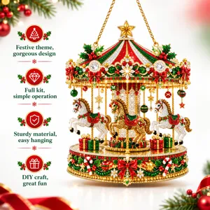 Feestelijke carrousel met paarden, een ster bovenop, hangkettingen en kleurrijke cadeauversieringen