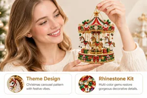 Een vrouw houdt een carrouselhanger met gouden ster, ophangketting en kleurrijke strassdetails