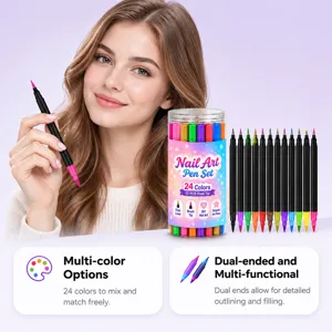 Μοντέλο κρατά στυλό nail art διπλής όψης δίπλα σε 24 πολύχρωμα στυλό και τη θήκη τους