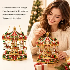 Een vrouw bewondert een fonkelende carrousel naast de kleurrijke decoratie in een warme kerstsfeer