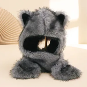 Detalle del suave pelo sintético gris, con orejas de gato, bufanda integrada y manoplas de patas
