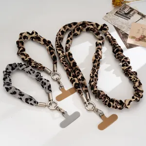 Lanière de Téléphone Vintage en Tissu Léopard avec Strass Fabriquée à la Main Lanière Plissée Crossbody Bracelet Femme Accessoire